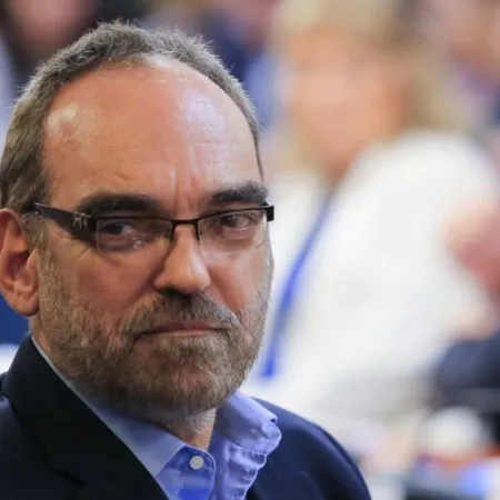 Fernando Iglesias ya metió la pata en Bélgica: tuvo que salir del baño por una escalera de emergencia