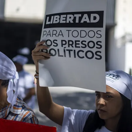 Madres encadenadas en Caracas: cómo las cárceles complican la transición