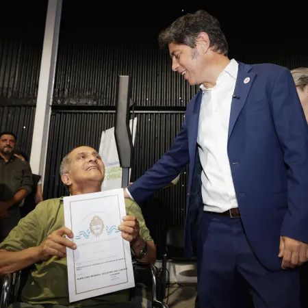 Kicillof entregó 700 escrituras en Avellaneda y soltó un aviso a Milei