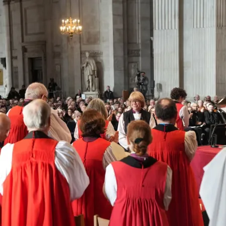 Una ceremonia medieval consagró a la primera mujer al frente del anglicanismo