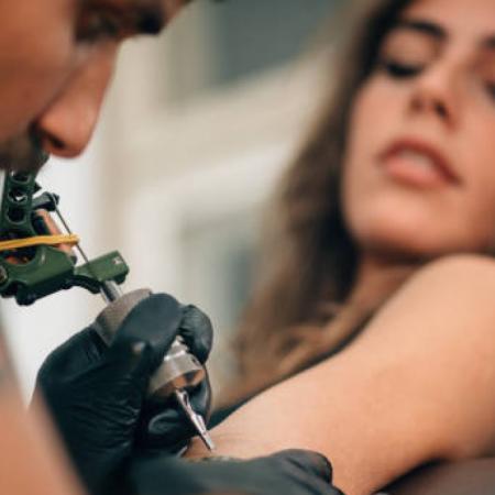 Tatuajes en Argentina: el 60% de las personas tiene la piel grabada, pero persiste el prejuicio laboral