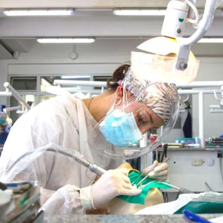 El Hospital Odontológico de la UBA atiende en verano: largas filas y precios congelados