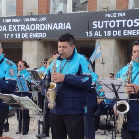 La Orquesta de la Policía Bonaerense se presentó en la rambla de Mar del Plata