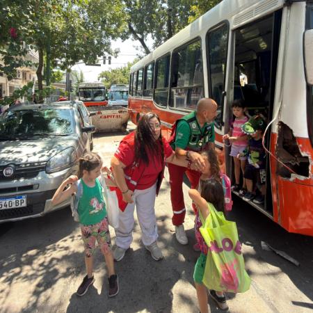 Choque de micro escolar en Parque Chacabuco: 30 asistidos y sin heridos de gravedad