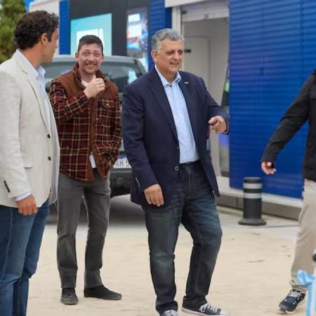 Caputo reapareció en Pinamar, cambió el look y buscó bajar la tensión con Francos