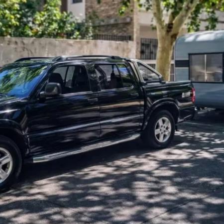 Robaron una casa rodante con una familia a bordo y dejaron a dos chicos solos en la banquina