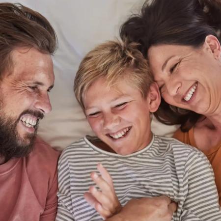 Ley de Adopción bonaerense: los 5 cambios clave que activó Axel Kicillof