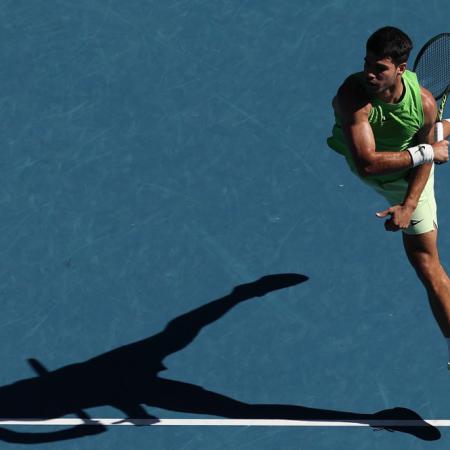 Alcaraz arrasa a Moutet y se instala en los octavos del Abierto de Australia