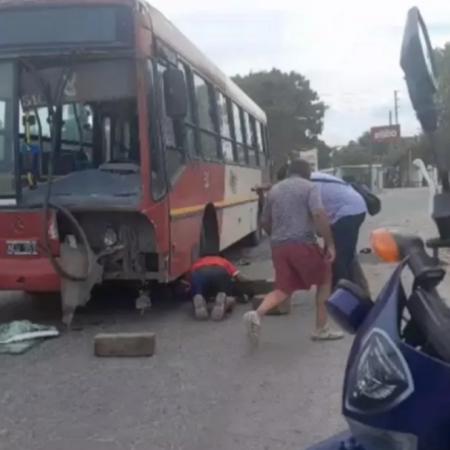 Tragedia en Merlo: tres muertos, entre ellos un bebé, al chocar una moto y un colectivo