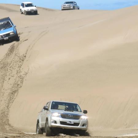 Villa Gesell: turistas volcaron en los médanos y ahora el municipio busca cobrarles el operativo de rescate