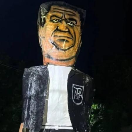 Hinchas de Gimnasia quemaron un muñeco de Chiqui Tapia en Berisso en el Año Nuevo