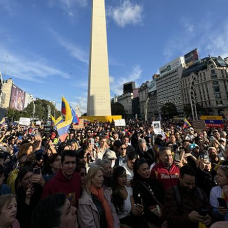 Venezolanos en Argentina se concentran en el Obelisco tras la captura de Maduro