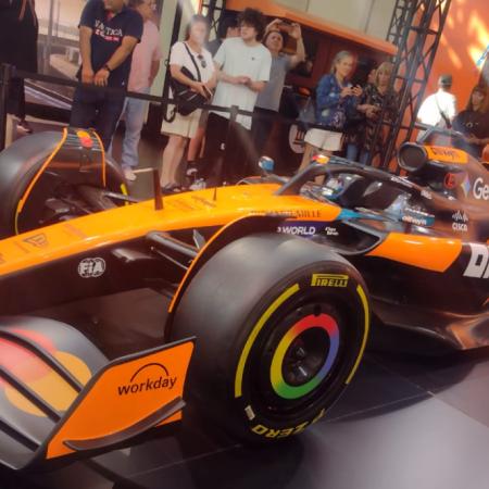 El McLaren de Fórmula 1 atrae multitudes en Mar del Plata