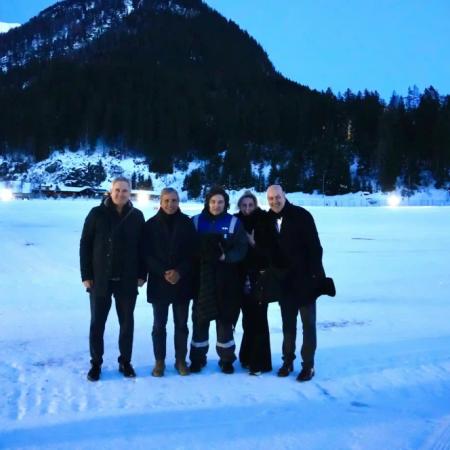 Milei aterrizó en Davos con el mameluco de YPF: la razón detrás de su vestimenta