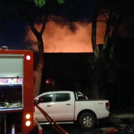 Incendio en Villa Urquiza: evacuación masiva y derrumbe en una fábrica textil durante la madrugada