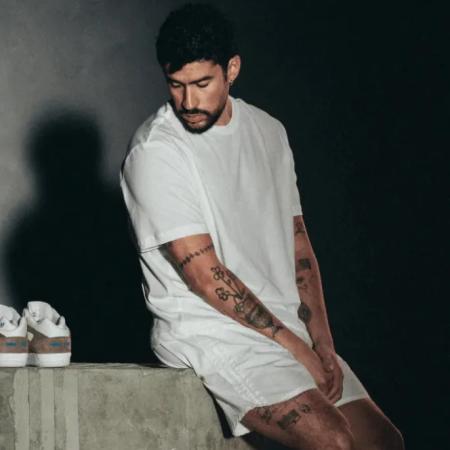 Bad Bunny aprovechó el Super Bowl para lanzar sus primeras zapatillas junto a Adidas