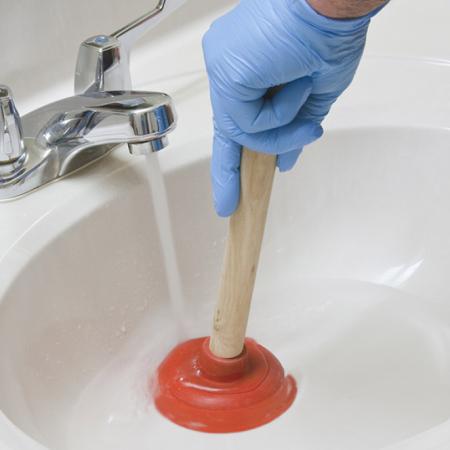 ANMAT prohibió un destapacañerías por adulterar fechas de vencimiento y presentar riesgos químicos