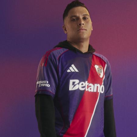 River, Adidas y la camiseta violeta con banda roja: la historia oculta detrás del color