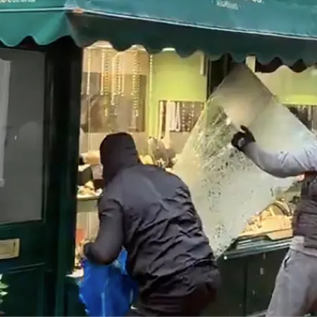 Robo relámpago en Londres: destrozan vidriera blindada y huyen con joyas