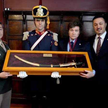 Grabois, De la Sota y "los Rosas" vs. Milei: la pelea por el sable de San Martín