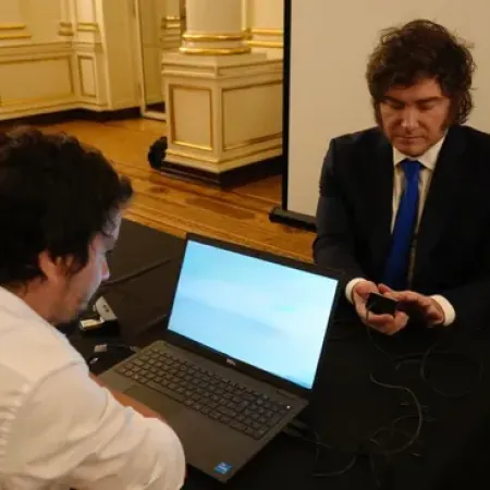 Presentan el nuevo DNI electrónico y el pasaporte: Milei fue el primero en tramitarlo