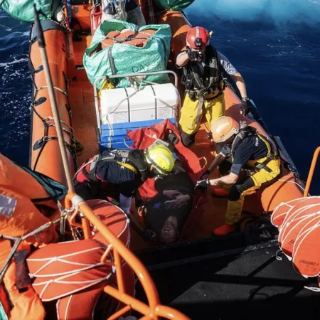 Catorce muertos tras choque entre guardacostas y bote frente a Quíos
