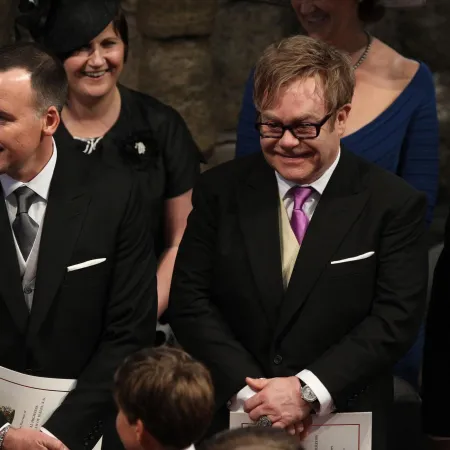 David Furnish acusa al Daily Mail de acoso ilegal y ataques homofóbicos