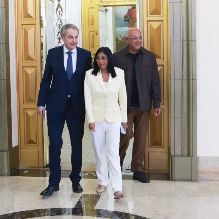 La visita de Zapatero a Caracas reabre sospechas: qué hay detrás de su apoyo