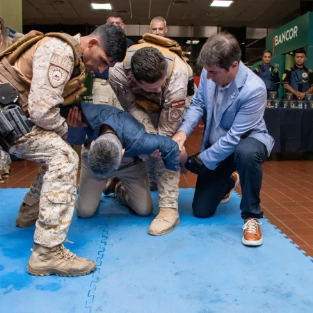 El ministro de Seguridad de Córdoba probó una nueva arma y cayó de rodillas en vivo