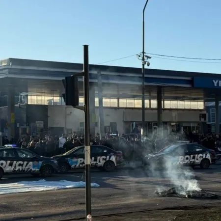 Tensión en Rosario: la Policía desalojó a familiares de efectivos que pedían mejora salarial