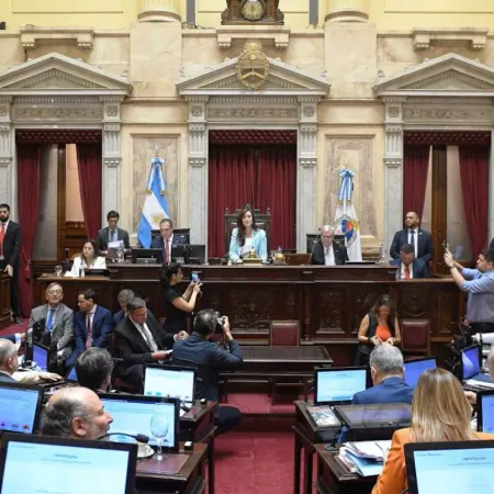 El Senado ya debate la reforma laboral con Milei siguiendo la sesión desde Olivos