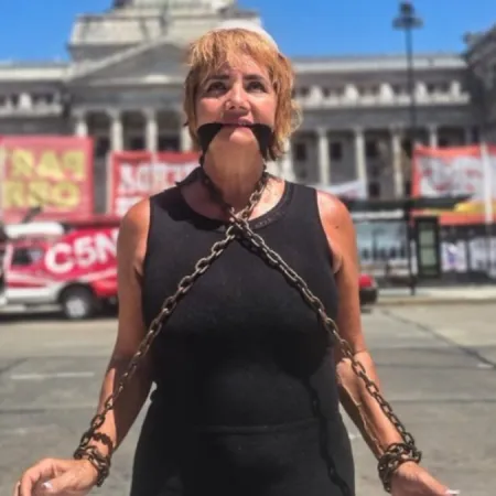 La periodista Nancy Pazos se encadenó frente al Congreso contra la reforma laboral