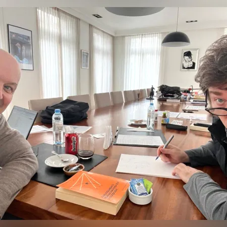 Milei salió a respaldar a Sturzenegger tras la polémica por el contrato en Cancillería