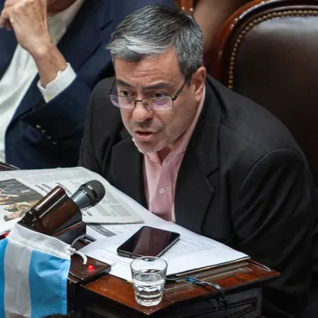 “Si tocan una coma, vuelve al Senado”: el kirchnerismo le marca la cancha a Milei por la reforma laboral