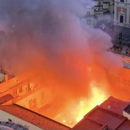 Devastador incendio destruye el Teatro Sannazaro de Nápoles