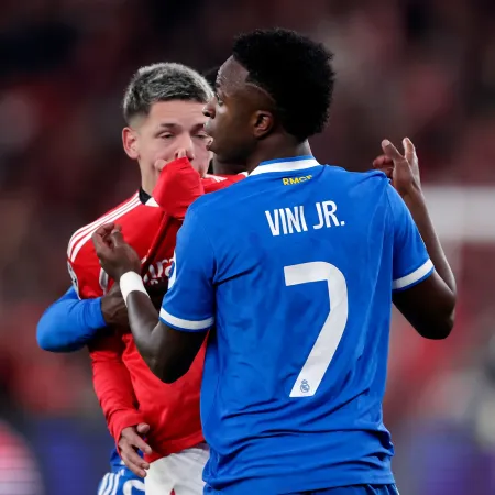 Vinícius frenó Benfica-Real Madrid por racismo: el gesto que delató a un jugador argentino