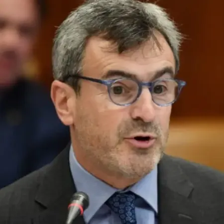 El titular de la UIA pidió que el Estado se haga cargo de las licencias médicas