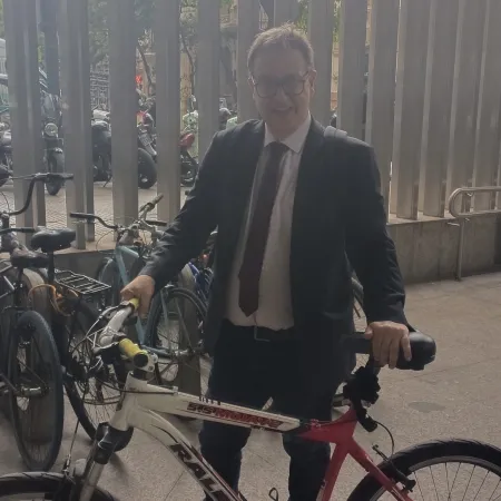 En bici al Congreso: quién es Eduardo Falcone, aliado clave de Milei para la reforma laboral