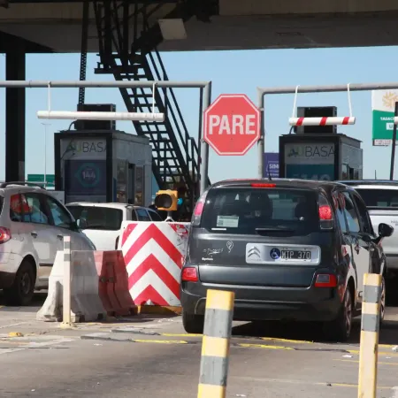 Caputo privatiza 3.900 km de rutas nacionales: qué puede pasar con los peajes