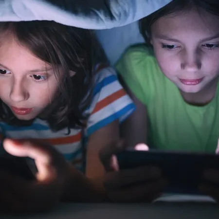 Chicos y pantallas al límite: qué quiere prohibir Marcela Pagano en TikTok y YouTube