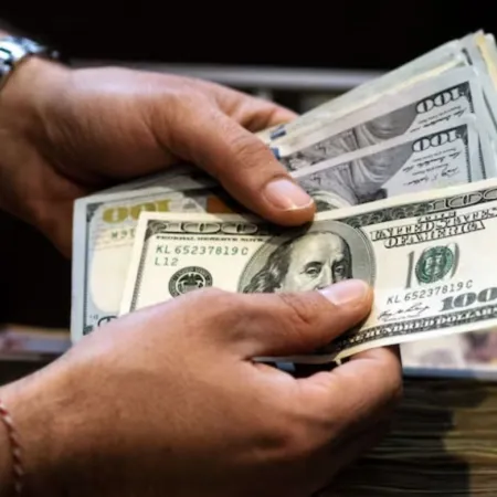 El dólar abre en su valor más bajo en 4 meses