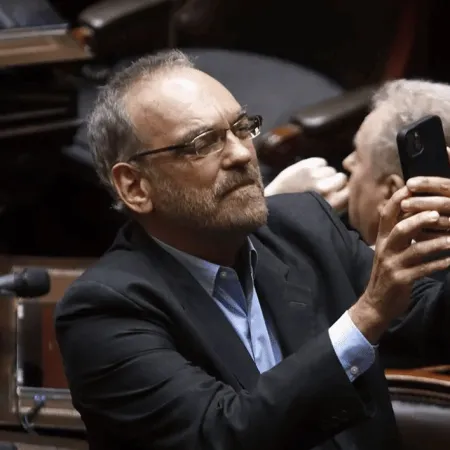 Malvinas, jogging y zapatillas: liquidaron a Fernando Iglesias en el Senado pero logró el aval para la UE