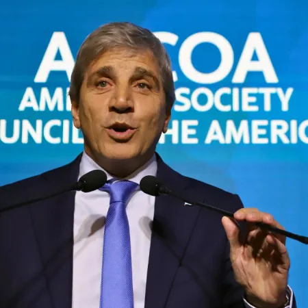 Caputo: 12 proyectos RIGI y una cuenta que no cierra