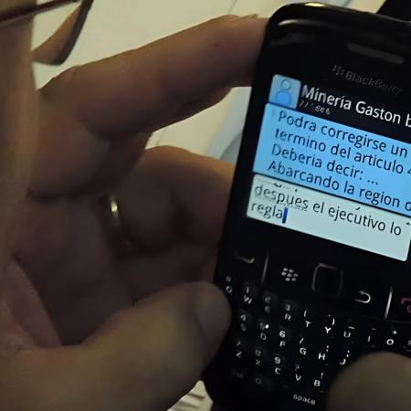 El escándalo del BlackBerry: la foto en Chubut que volvió al Senado por la Ley de Glaciares