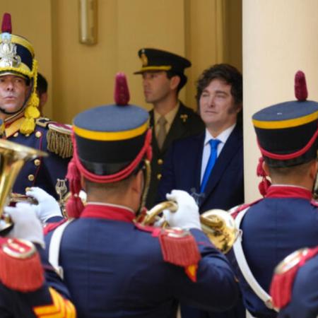 Santa Fe: Milei encabeza el traslado del sable de San Martín en medio de un conflicto