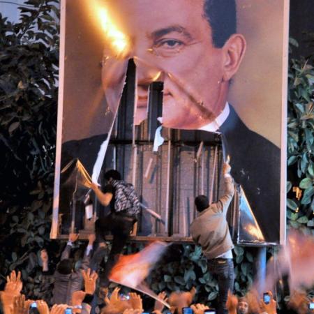 11 de febrero de 2011: Hosni Mubarak renuncia y se quiebra un régimen de 30 años en Egipto