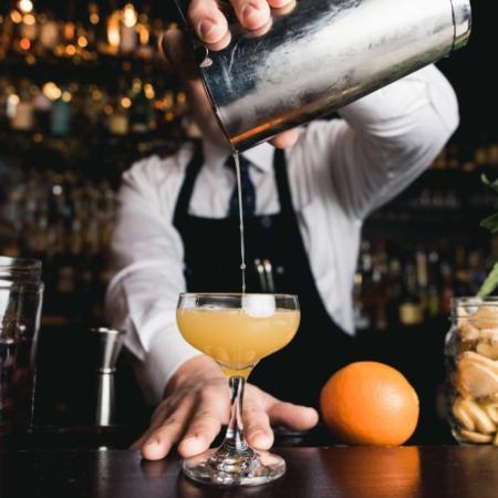 Día Mundial del Barman: el oficio que convirtió la barra en escenario y los tres tragos más ricos