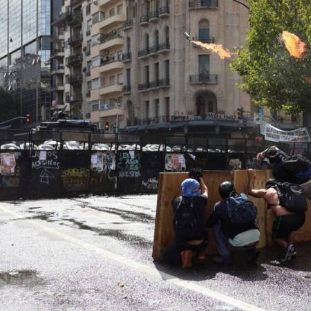 Bombas molotov y piedras en el Congreso: furia en la marcha contra la reforma laboral