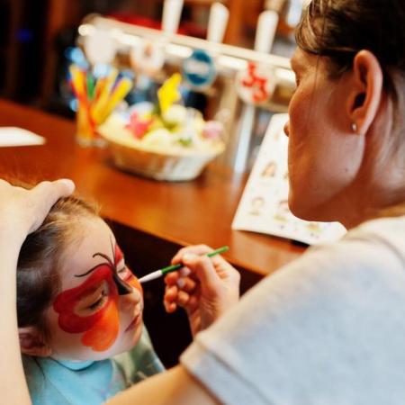 ANMAT prohibió maquillajes y perfumes infantiles: qué productos fueron declarados ilegales