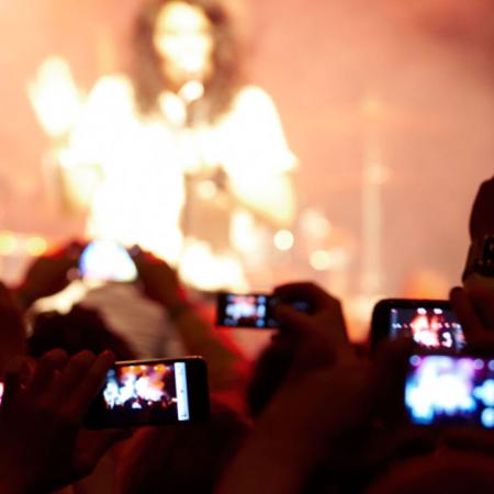 Una banda prohíbe el uso de celulares en sus recitales: conocé los motivos